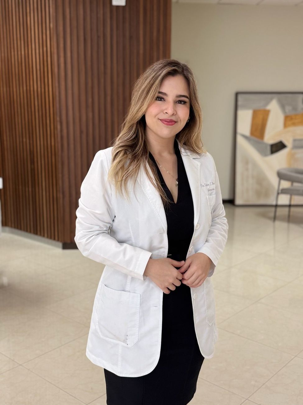 Dra. Kathery Mares con bata médica